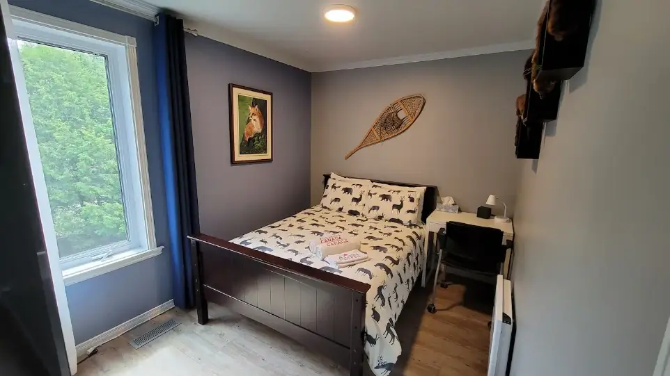 Chambre lumineuse à louer au gîte