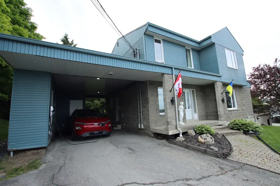 Entrée et stationnement du gîte à Saint-Georges-de-Beauce