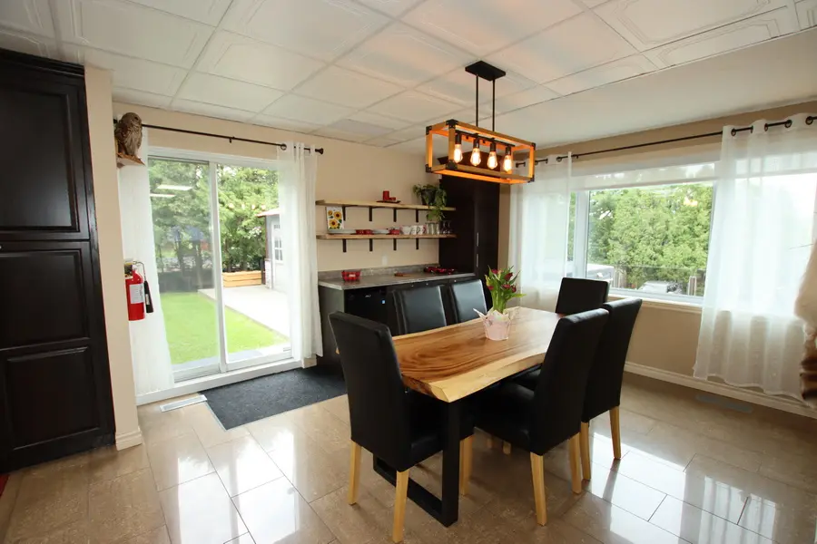 Coin repas et espace de travail